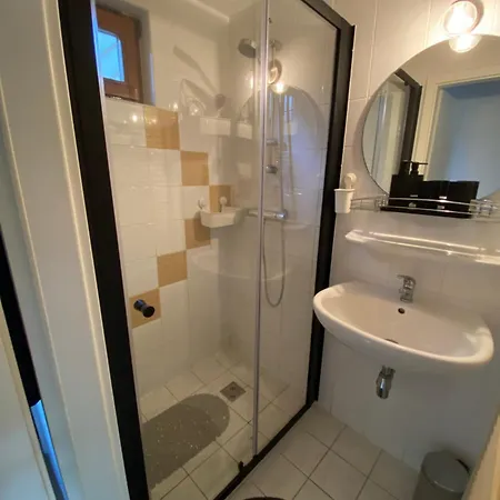 Zwaan7, Locatie! Deal!